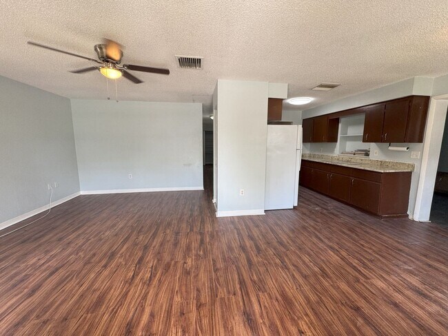 Building Photo - Charming Three Bedroom One Bathroom House ...
