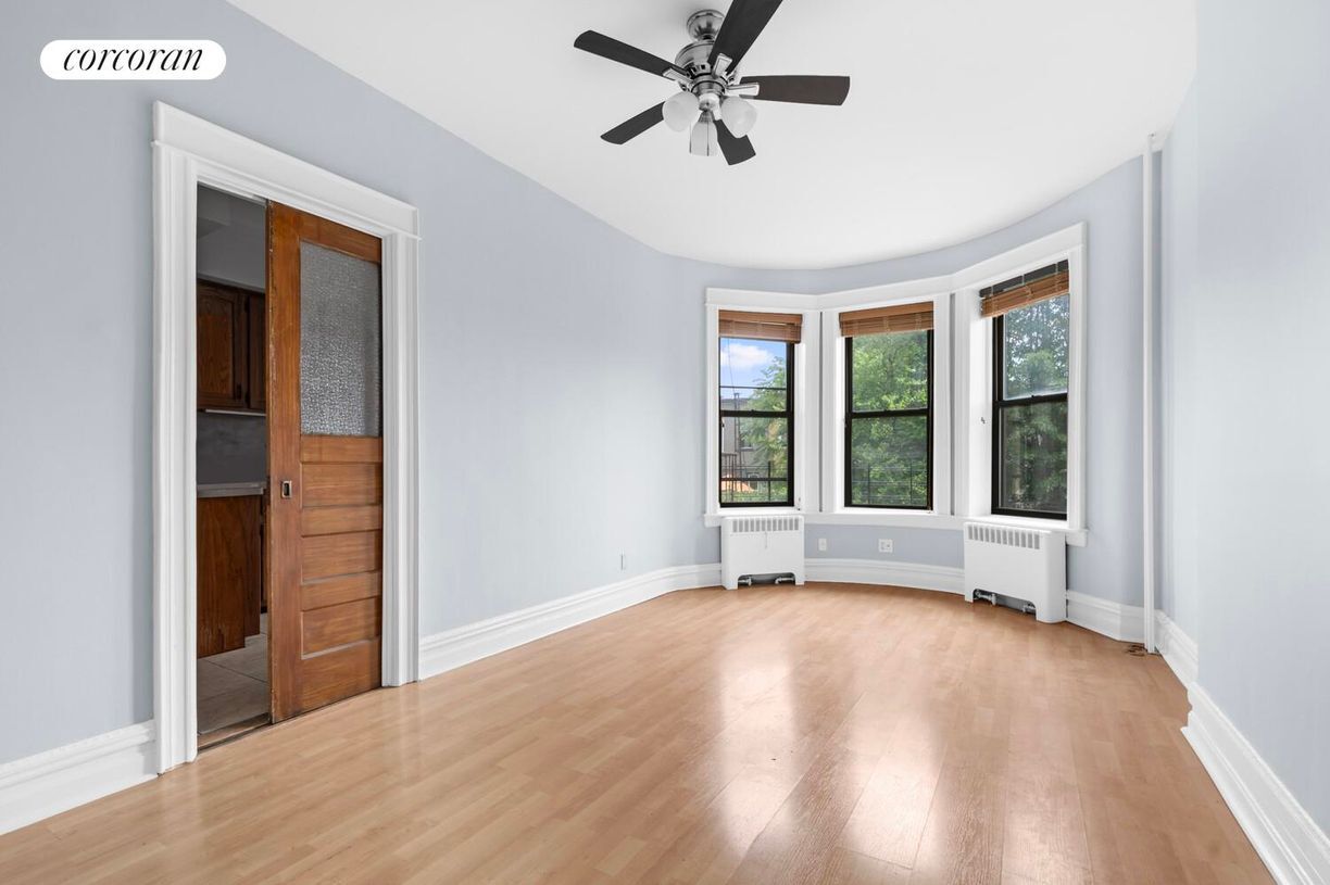Foto principal - 59-26 Catalpa Ave