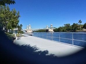 Building Photo - 200 Horizon W