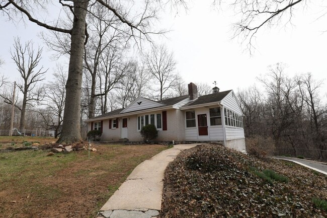 Building Photo - Charming 2-Bedroom Home with Spacious Yard & Sunroom – $1,600/Month