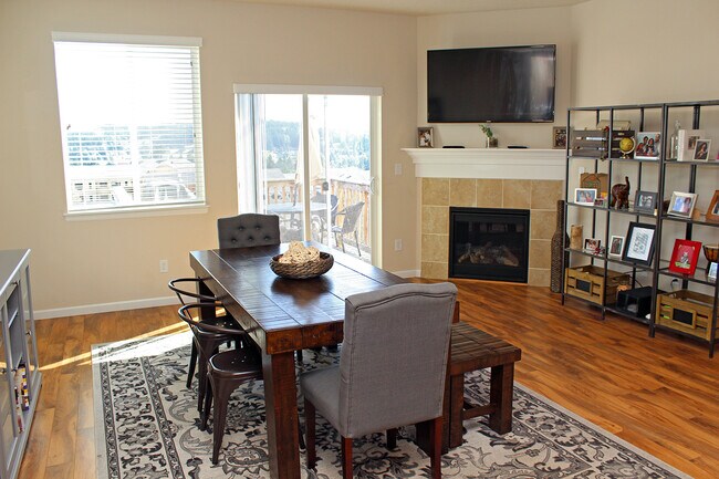 Building Photo - 3 Bedroom Luxury Townhouse in Beautiful Ha...
