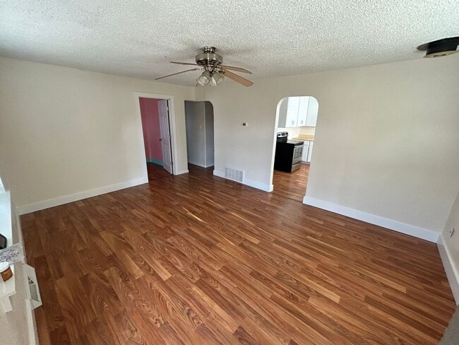 Building Photo - Cozy 4 bed 1 Bath House close to Schools a...