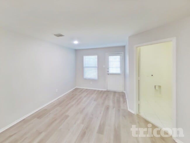 Building Photo - 439 Eisenhower Ln