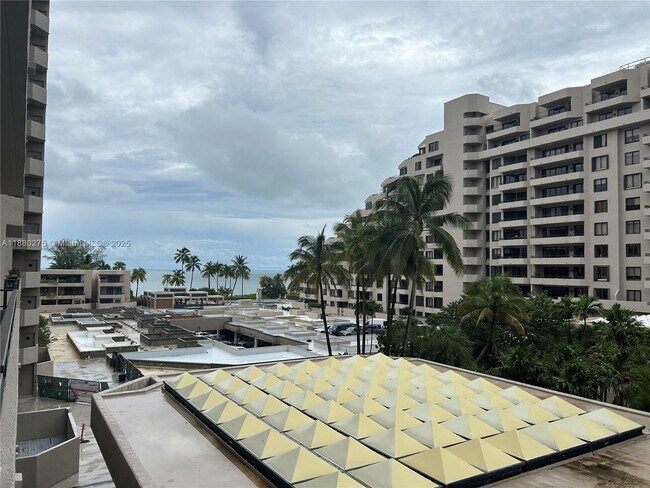 Foto del edificio - 251 Crandon Blvd