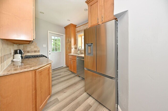 Building Photo - 221 Lakeview Dr