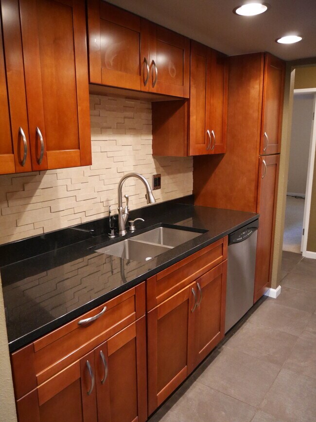 Foto del edificio - Spacious 1 Bedroom Near Kirkland Waterfront!