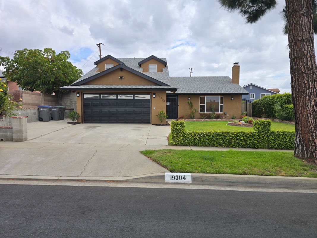 Foto principal - 19304 Coslin Ave