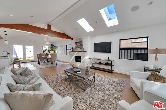 Building Photo - 2415 Cloverfield Blvd