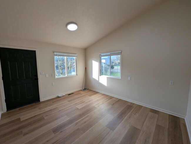 Foto del edificio - Scappoose House-Newly Remodeled-1/2 off 1s...