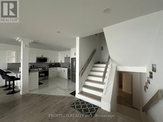 Building Photo - 33 Harbour Square St