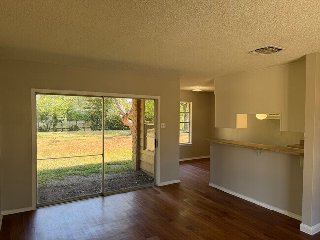 Foto del edificio - 4411 Jamestown Dr