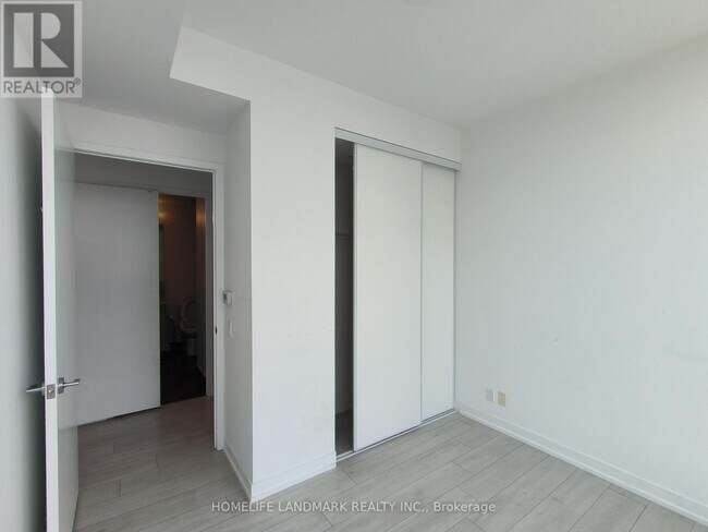 Photo du bâtiment - 898 Portage Pkwy