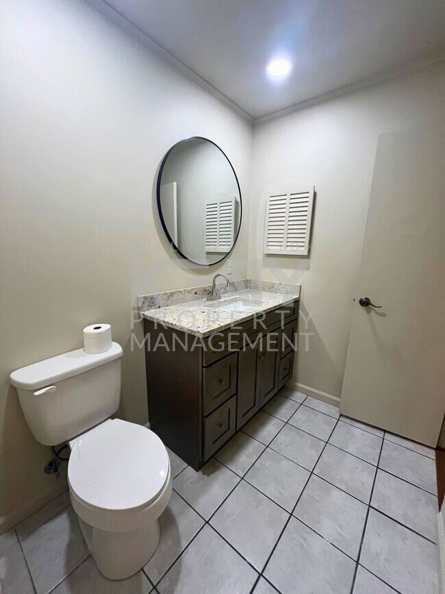 Building Photo - 2 bedroom with a Jack and Jill bathroom No...