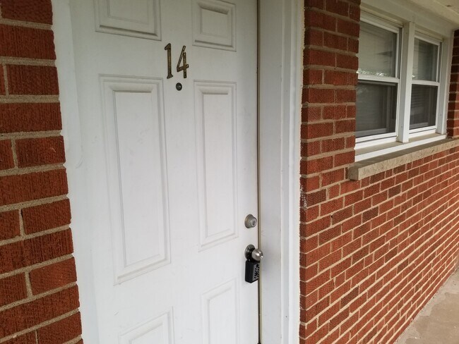 Building Photo - 1101 Holiday Ln