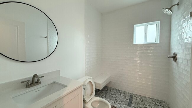 Foto del edificio - 15109 Leadwell St