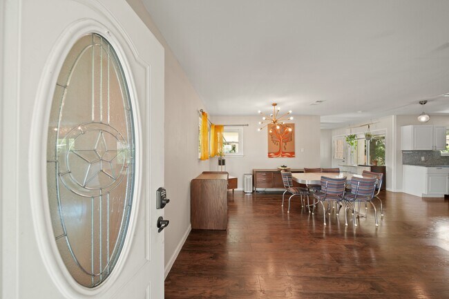 Foto del edificio - 5411 Meadow Creek Ln