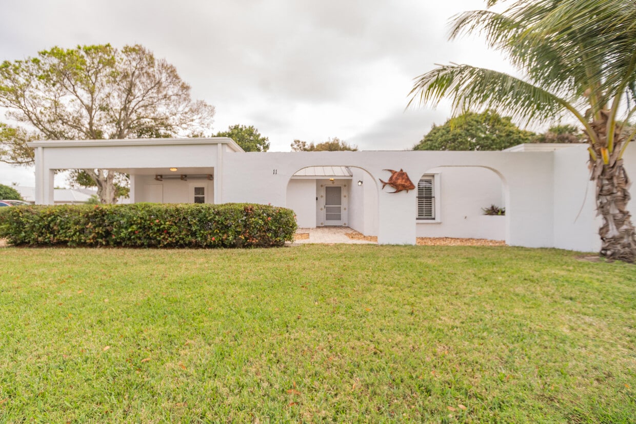 Primary Photo - 11 Tarpon Dr