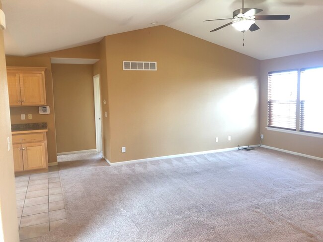 Building Photo - SPACIOUS SINGLE FAMILY IN GREAT LOCATION