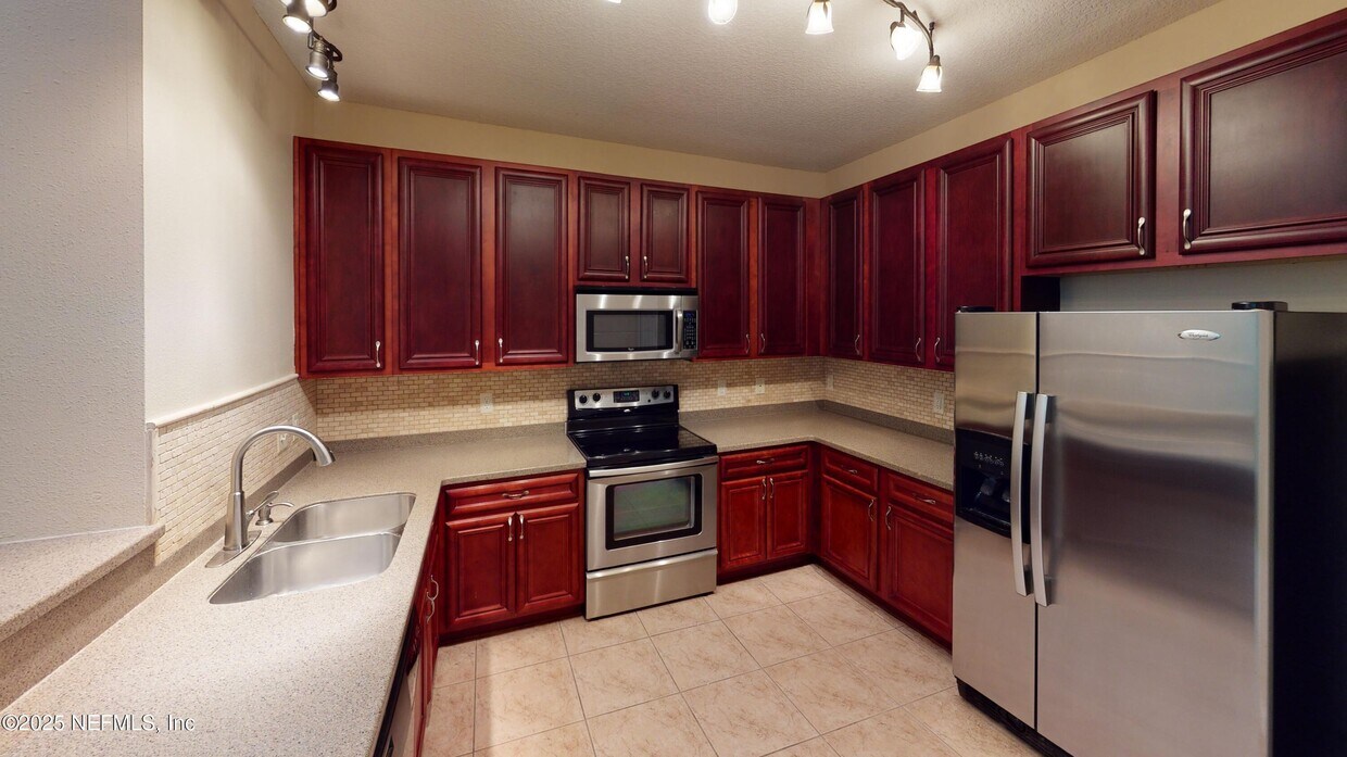 Foto principal - 8241 Pelican Landing Rd