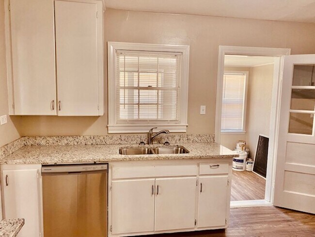 Building Photo - BEAUTIFUL RECENTLY REMODELED 1 BEDROOM 1 B...
