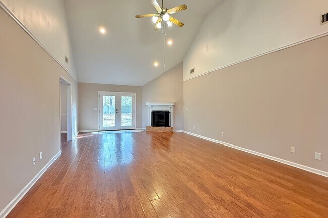 Foto del edificio - AVAILABLE NOW! (No Pets)