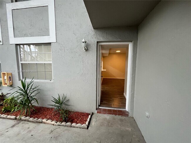 Foto del edificio - 464 NE 210th Cir Terrace