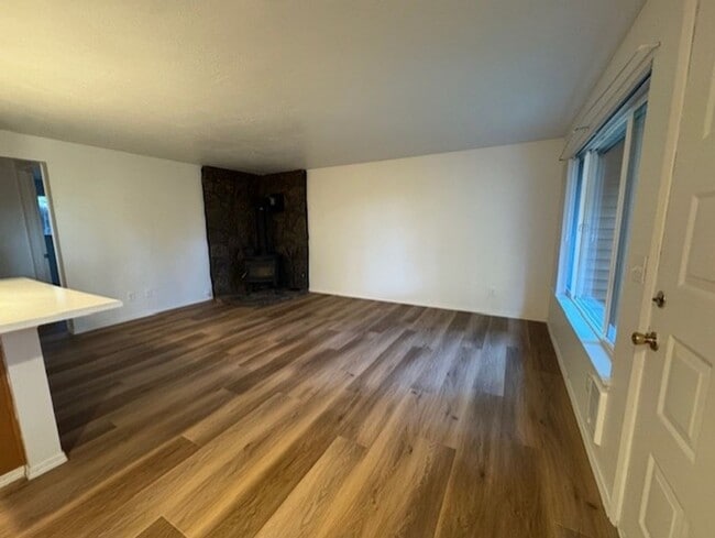 Building Photo - NE Bend on large lot