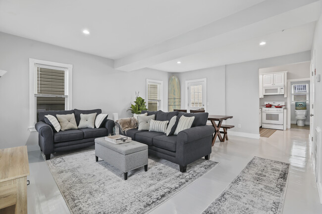 Living - 14 Center St