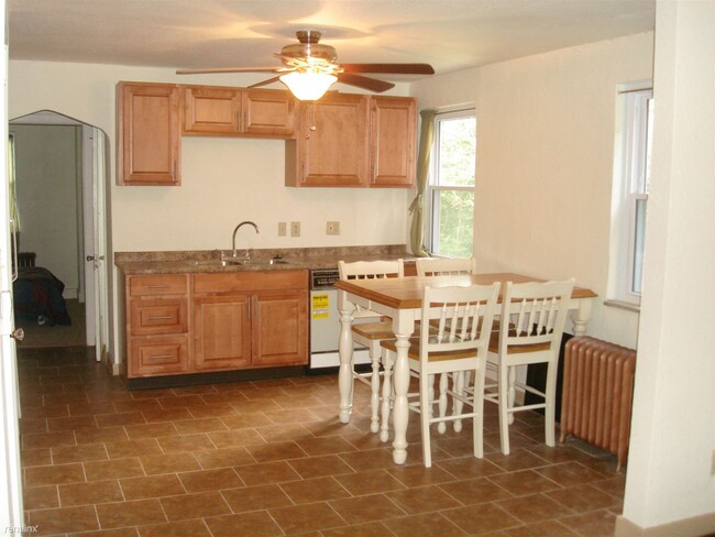 Building Photo - 1 br, 1 bath Triplex - 1 BR APT- garage/of...