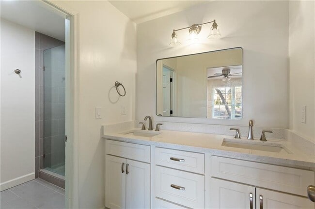 Foto del edificio - 3355 Pinetree Dr SE