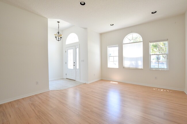 Foto del edificio - AMAZING 4 Bed 2 Bath Home For Rent in Sanf...