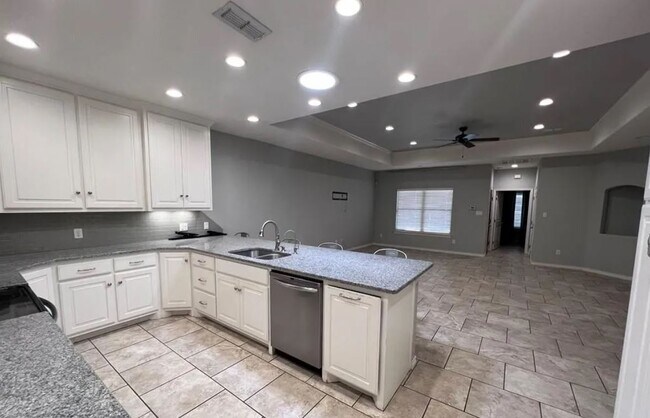 Building Photo - 1503 Club Dr