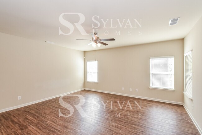 Building Photo - Gorgeous 3BR 2.5BA Traditional Home