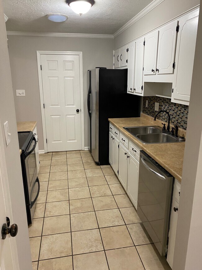 Building Photo - 366 Park Way Ct E