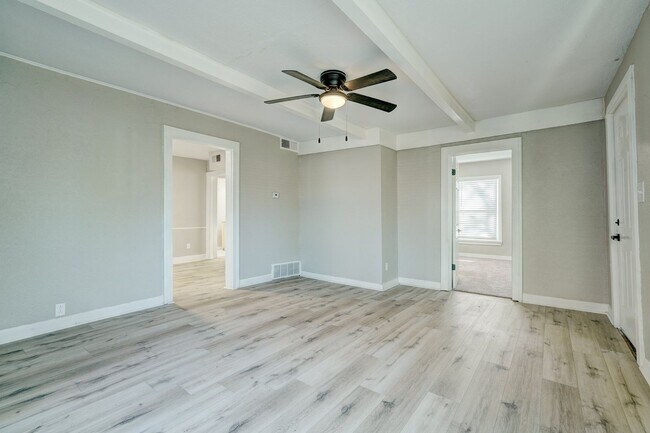 Foto del edificio - Modern Charm: Stylishly Renovated 2-Bedroo...