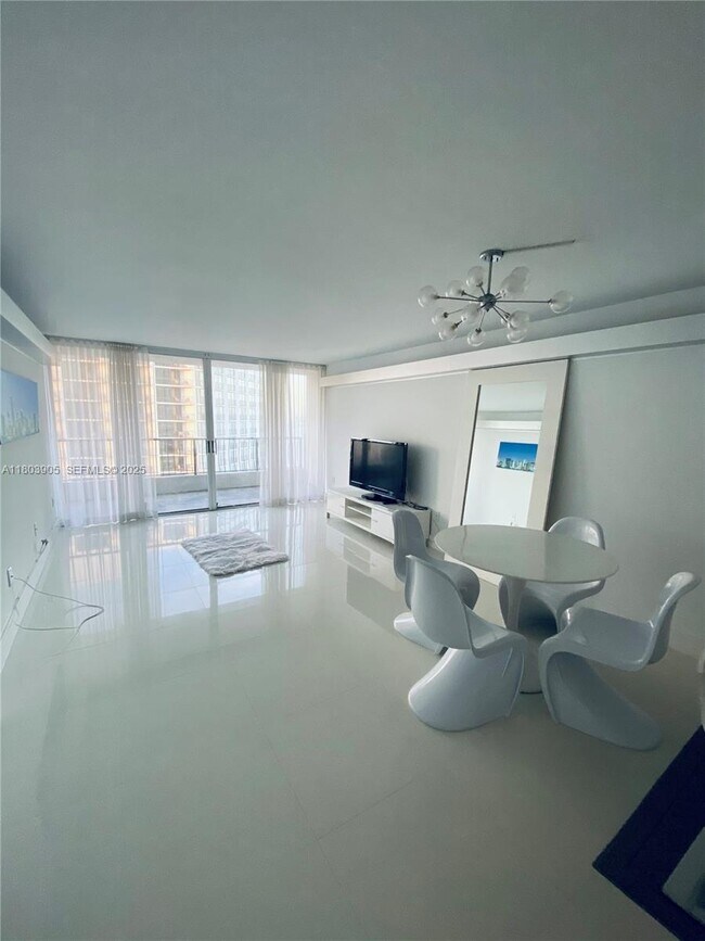 Foto del edificio - 555 NE 15th St