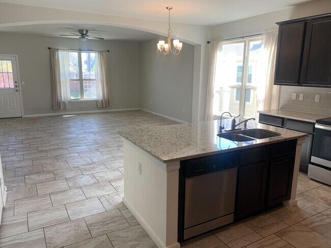 Foto del edificio - *COMING SOON* Comfort & Convenience – 2-Story Home with Fenced Backyard!