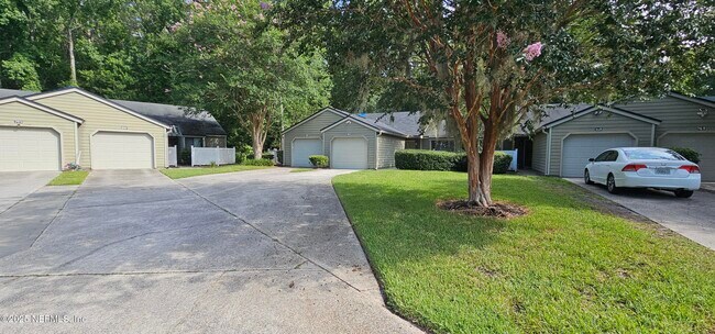 Foto del edificio - 7610 Baymeadows Cir W
