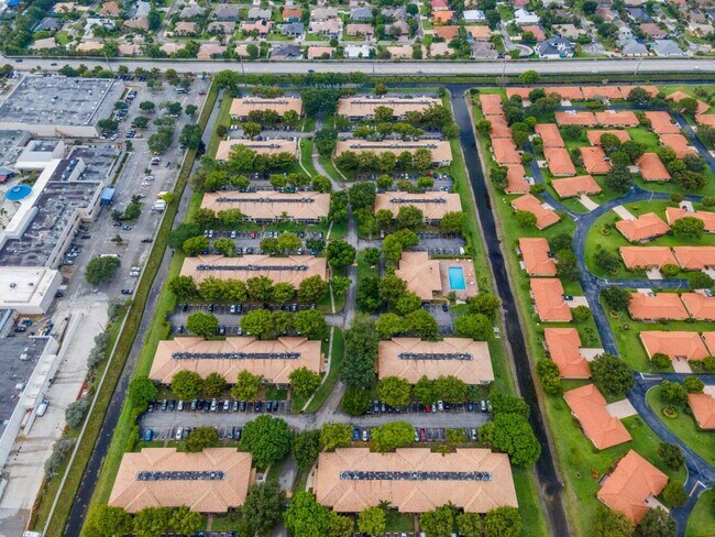 Building Photo - 9935 Pineapple Tree Dr