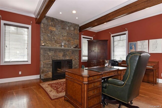 Building Photo - 4 Dows Ln