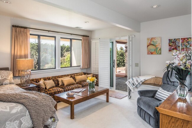 Living room with view of garden - 199 Van Ess Way