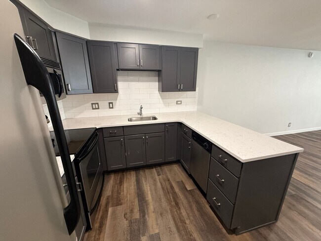Building Photo - Bright South-Facing Condo with Stunning Fl...