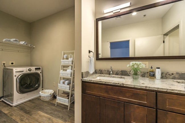 Baño y lavandería en la unidad - Pac10 Lofts