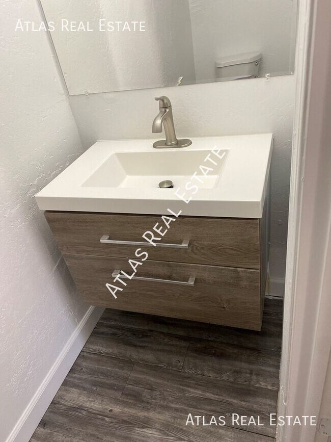 Building Photo - ONE MONTH FREE!! Reduced Deposit on this S...