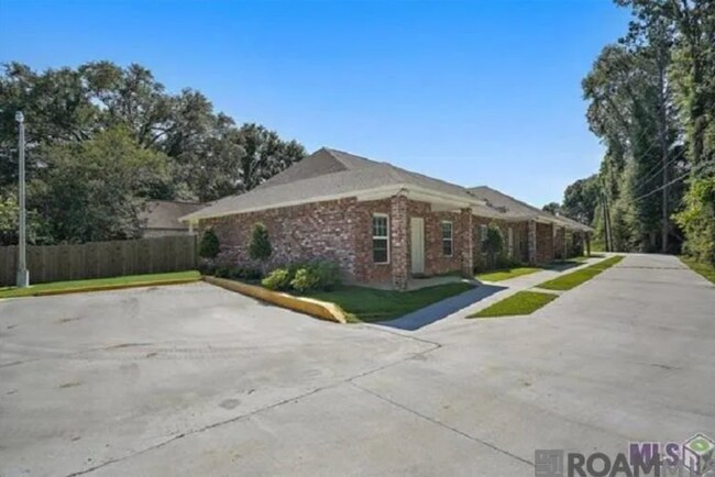 Foto del edificio - Greenwell Springs 4-plex