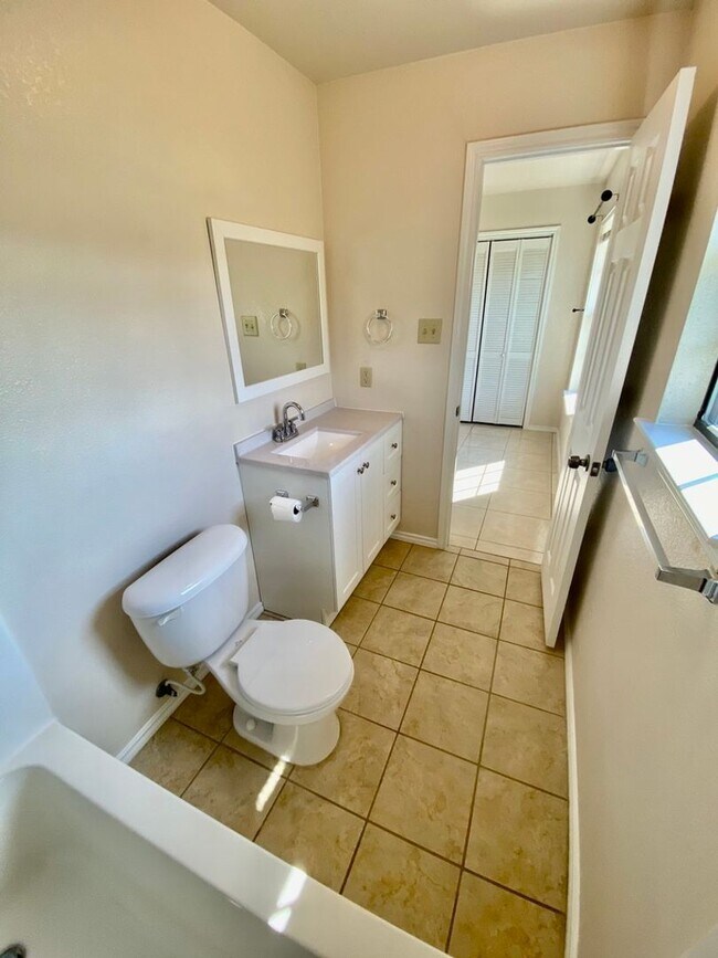 Foto del edificio - 100 Ramon Cardenas Dr