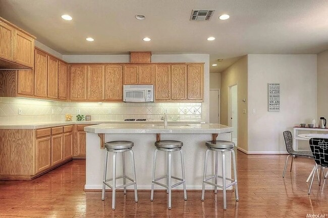 Building Photo - Huge 4 bedroom 4 bathroom