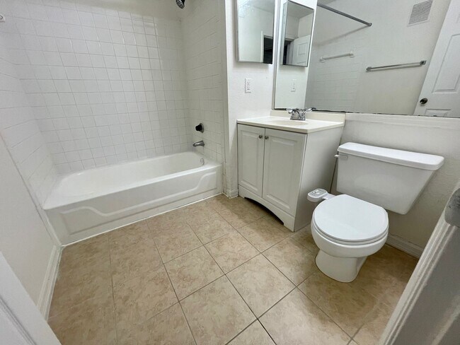Foto del edificio - 8813 Latrec Ave