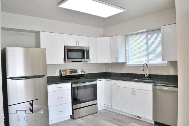 Building Photo - 221 N Pingree Ave