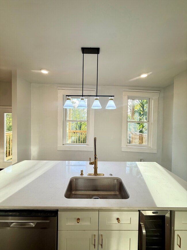 Building Photo - 39 E Clifton Ave